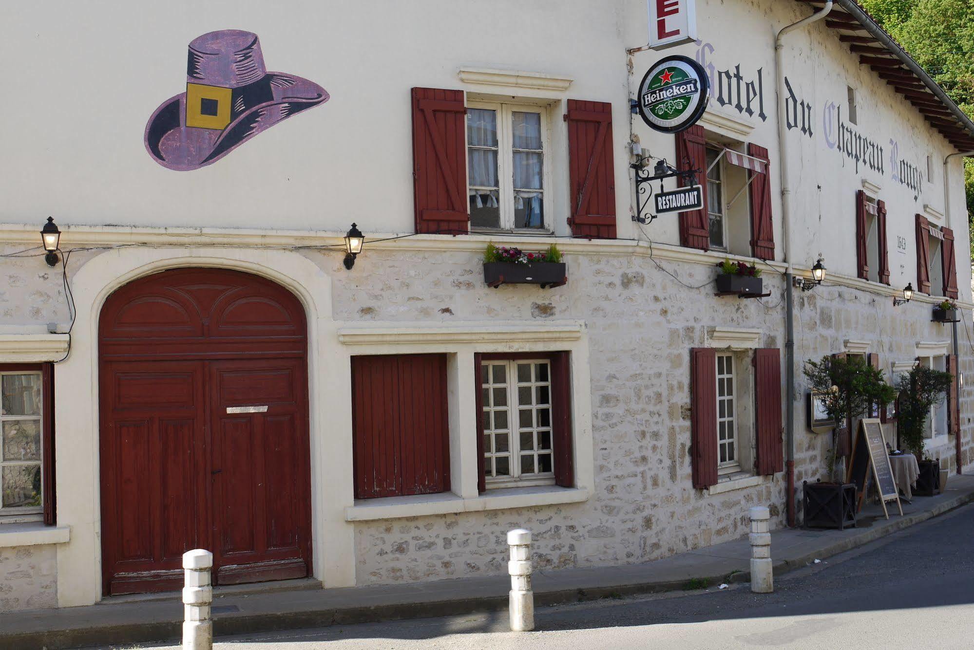 Le Chapeau Rouge Lusignan Exterior photo