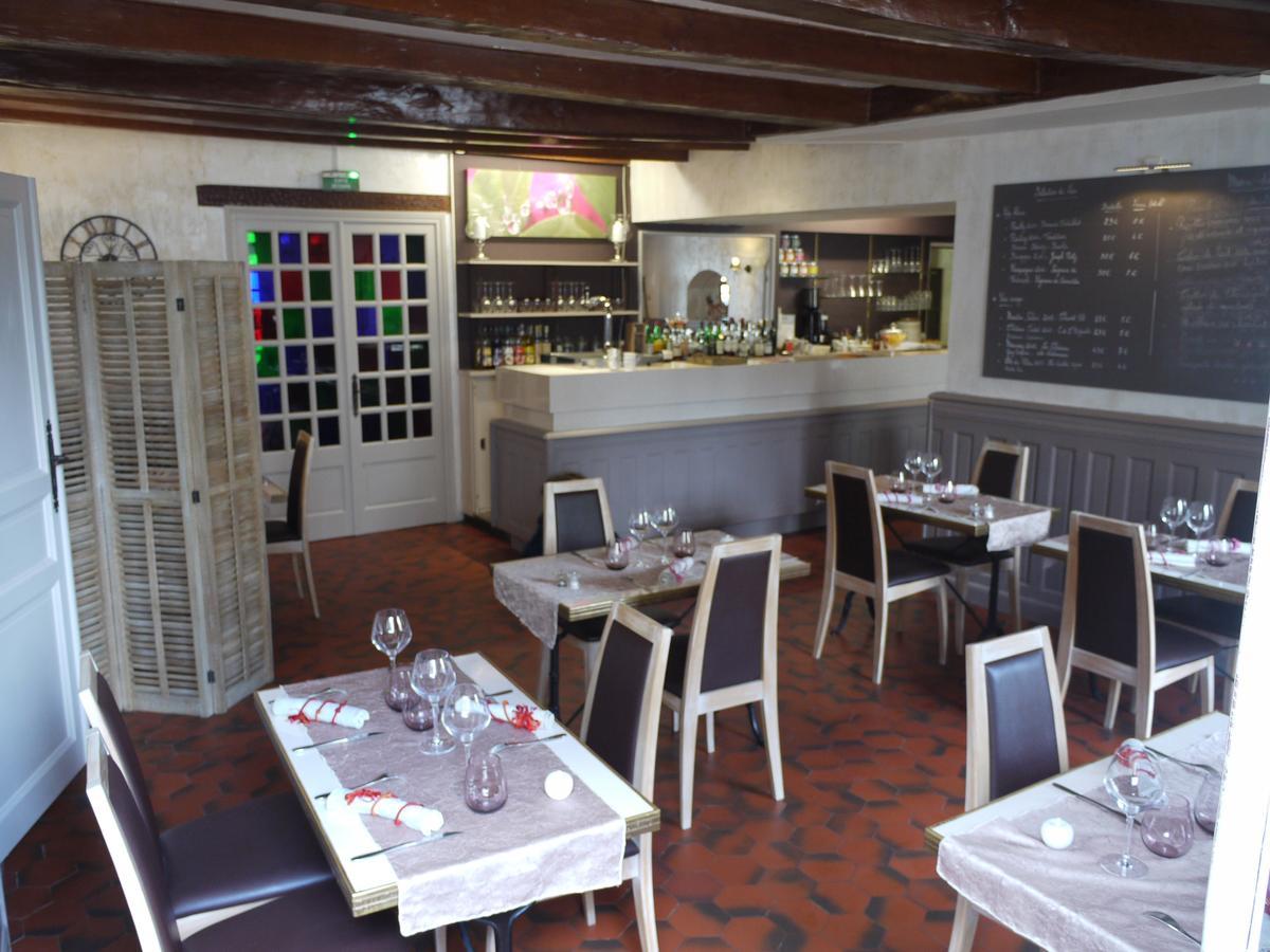 Le Chapeau Rouge Lusignan Exterior photo