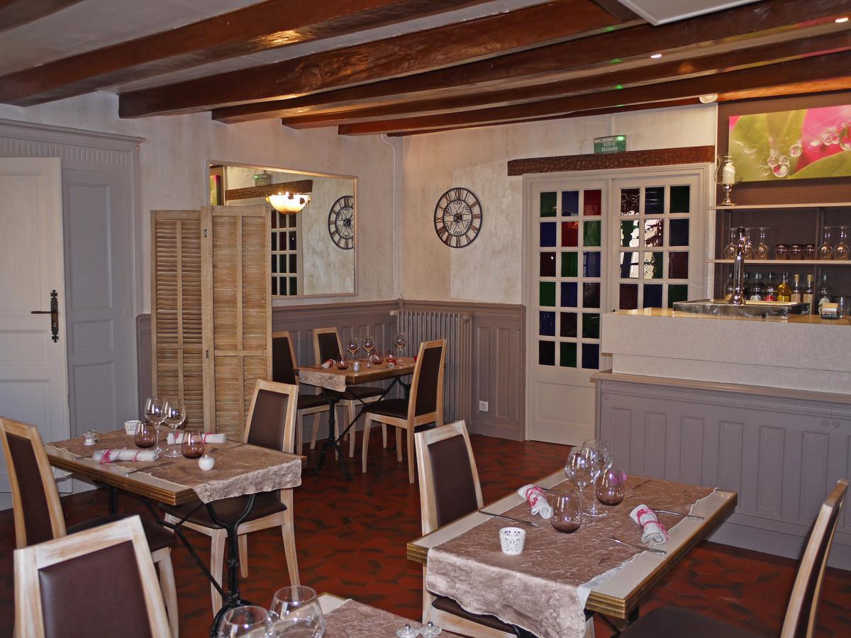 Le Chapeau Rouge Lusignan Exterior photo