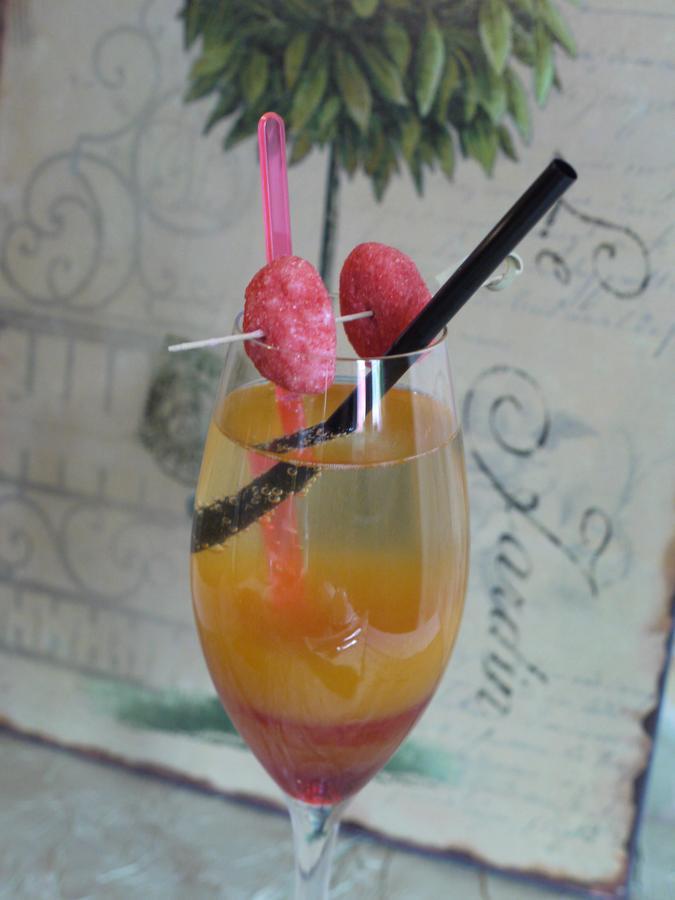 Le Chapeau Rouge Lusignan Exterior photo