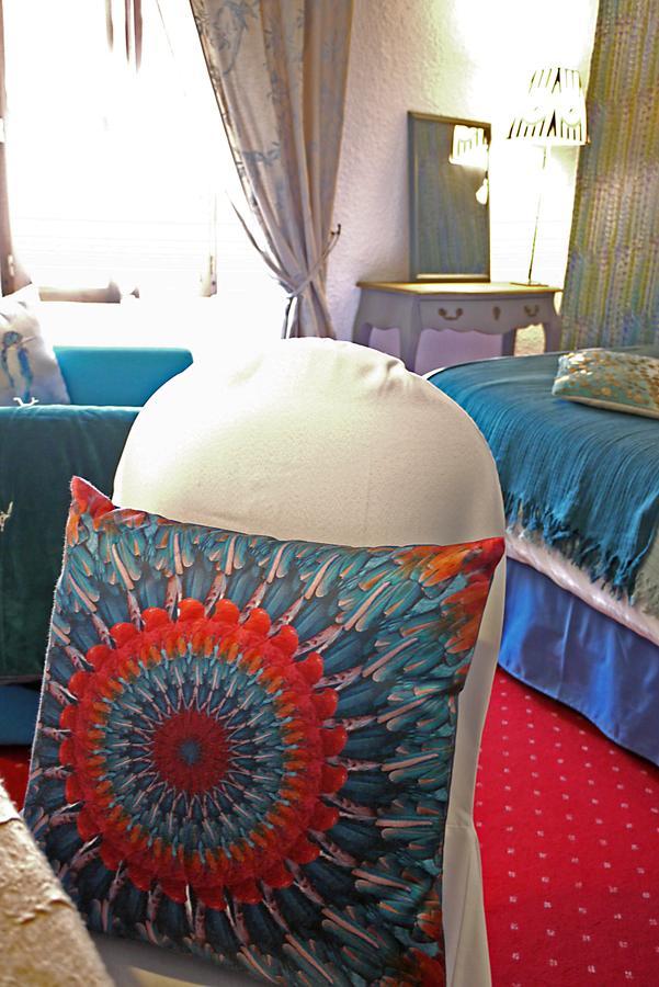 Le Chapeau Rouge Lusignan Exterior photo