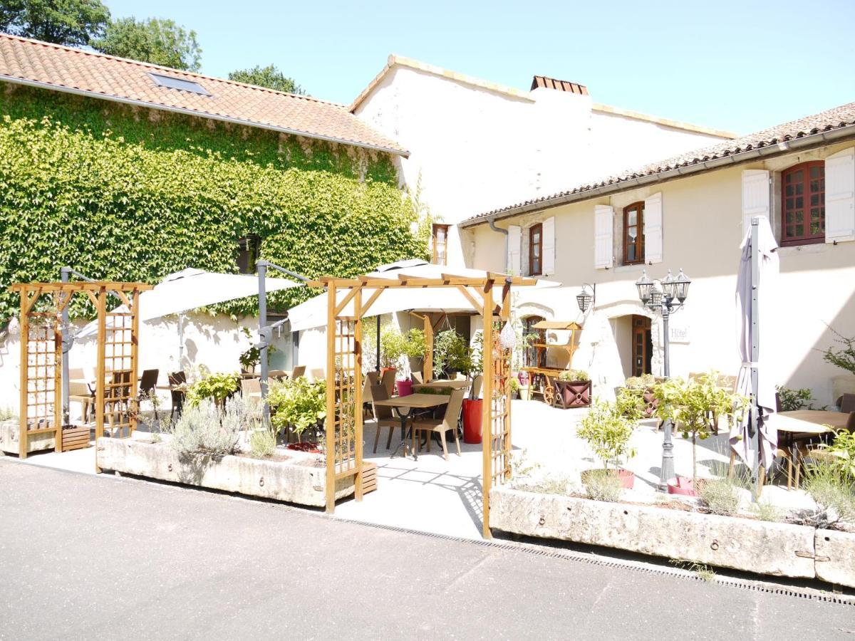 Le Chapeau Rouge Lusignan Exterior photo